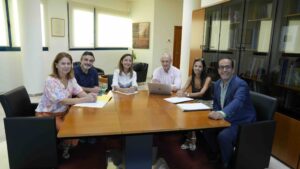 AEC y la UMH avanzan en la concesión de las becas para impulsar el talento joven y la innovación en el sector del calzado.